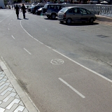 <div align="left"><font size="2">Aber nicht nur Fußgänger halten den Verkehr auf. Teilweise fahren auch Autos auf den roten Wegen. Da ist die "15" ja noch leicht zu interpretieren. Wie das allerdings mit dem Rennradfahrer einige Meter vorher auf den Verkehrsschild zusammpassen soll ist mir rätselhaft.<br /><br />
